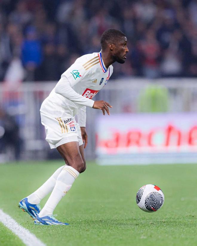 包含赛地聚焦：法国杯赛前热度飙升；里昂主帅复盘；话题不断；阵容厚度经受考验的词条